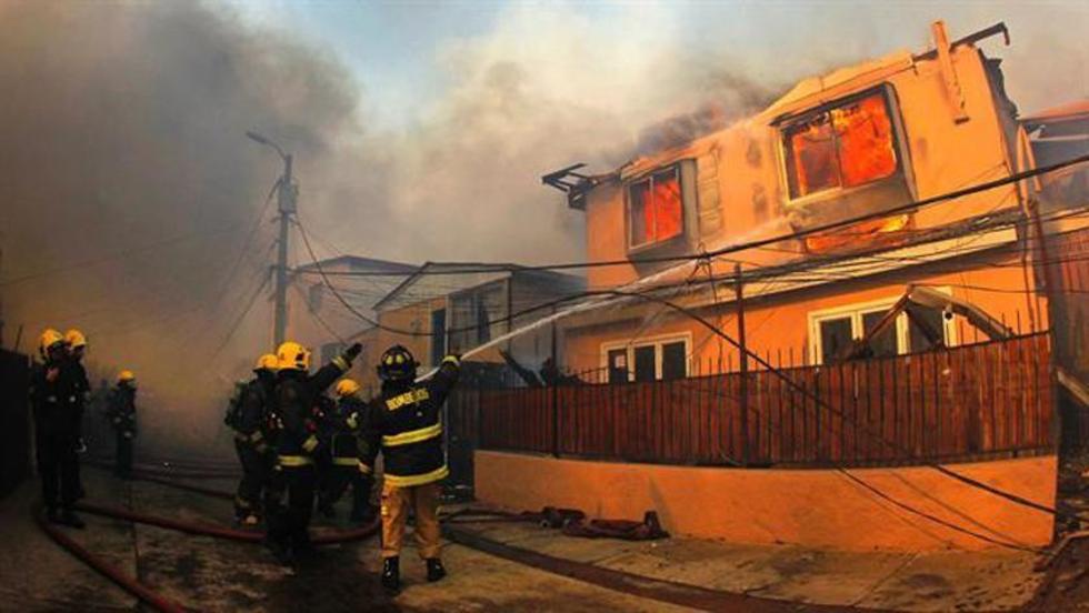 Un incendio destruye 100 casas en Chile