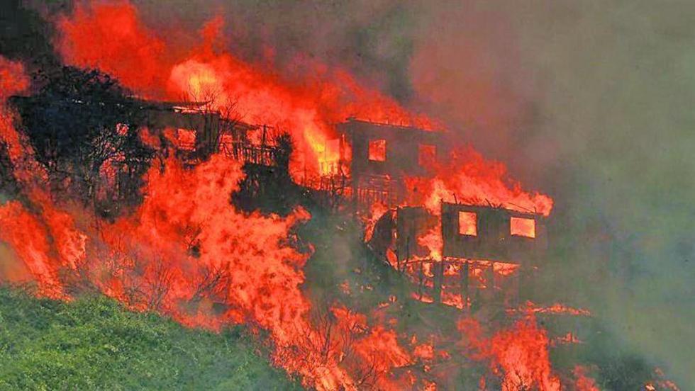 Aumentan a 140 las viviendas quemadas por incendio en Valparaíso