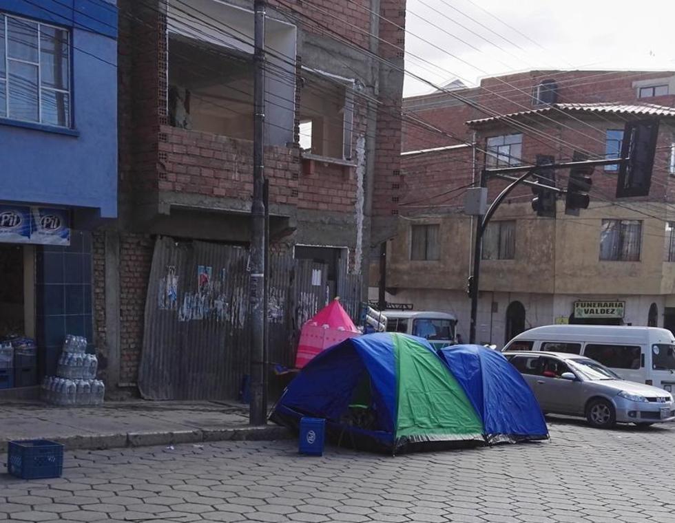 Objetos para la venta invaden la calzada