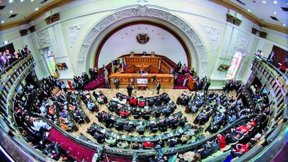 Opositores desafían a Maduro con la posesión de su directiva 