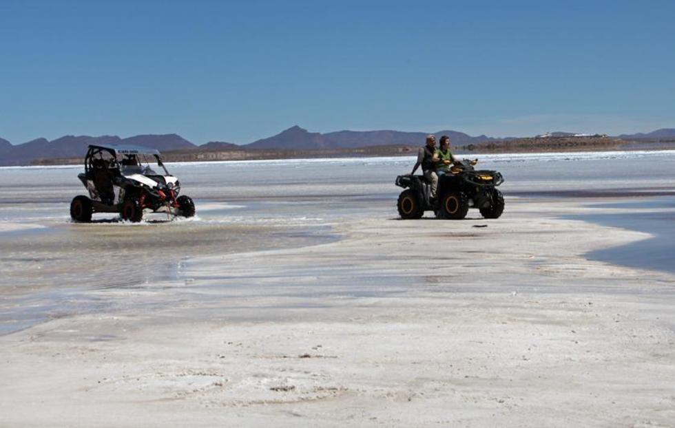 Suspenden el paso de vehículos turísticos al Salar por el Dakar
