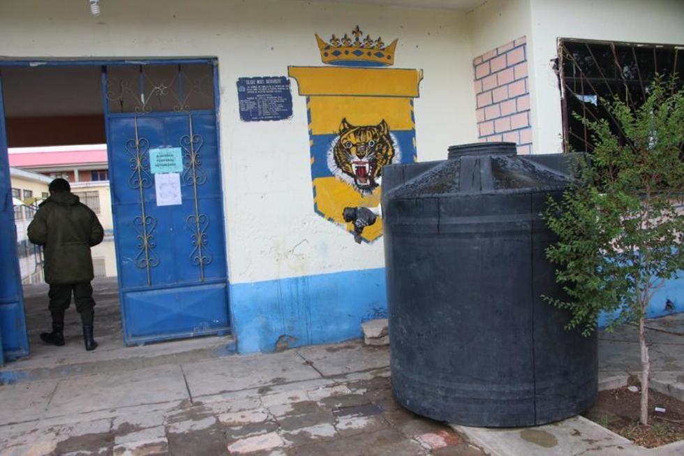 Desplazan tanques de agua