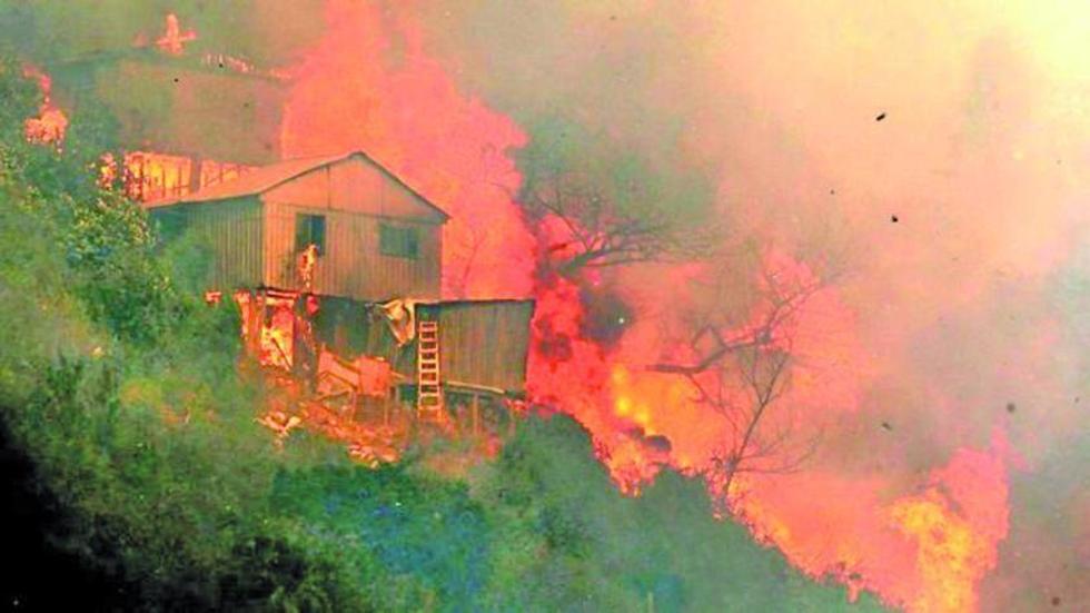 Aumentan en 3.000 % incendios forestales en Santiago de Chile