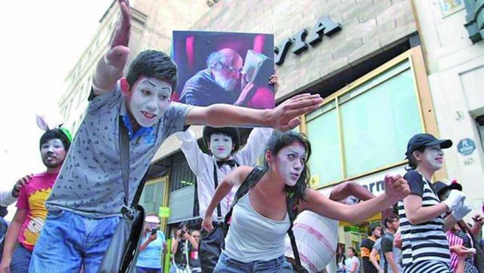 Unos 100 mimos corren la maratón a cámara lenta