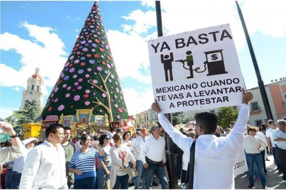 Miles marchan en la capital de México contra alza energética