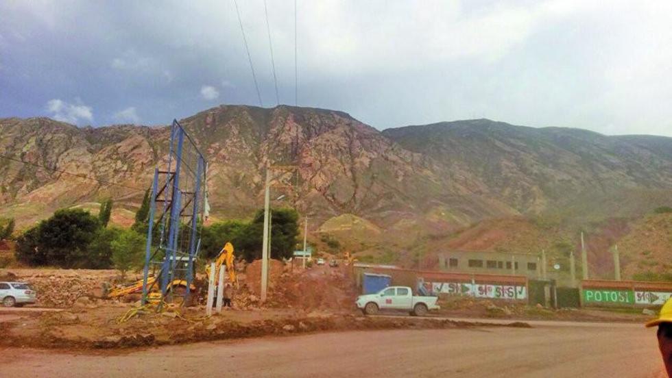 Trabajadores despejan todo tipo de obstáculo de la carretera hacia Oruro