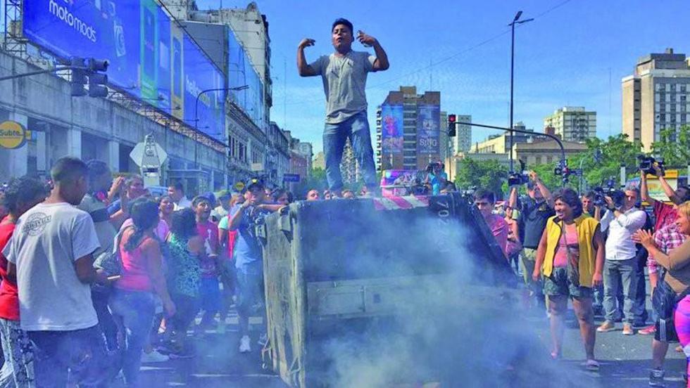 Desalojo de cientos de vendedores ambulantes provoca en incidentes