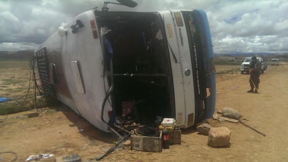 Un microbús vuelca con 35 pasajeros abordo en la carretera hacia Sucre