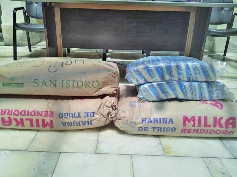 Gobernador entrega alimentos secos a internos del penal