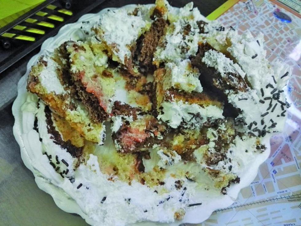 Hallan hormigas vivas en un pastel  