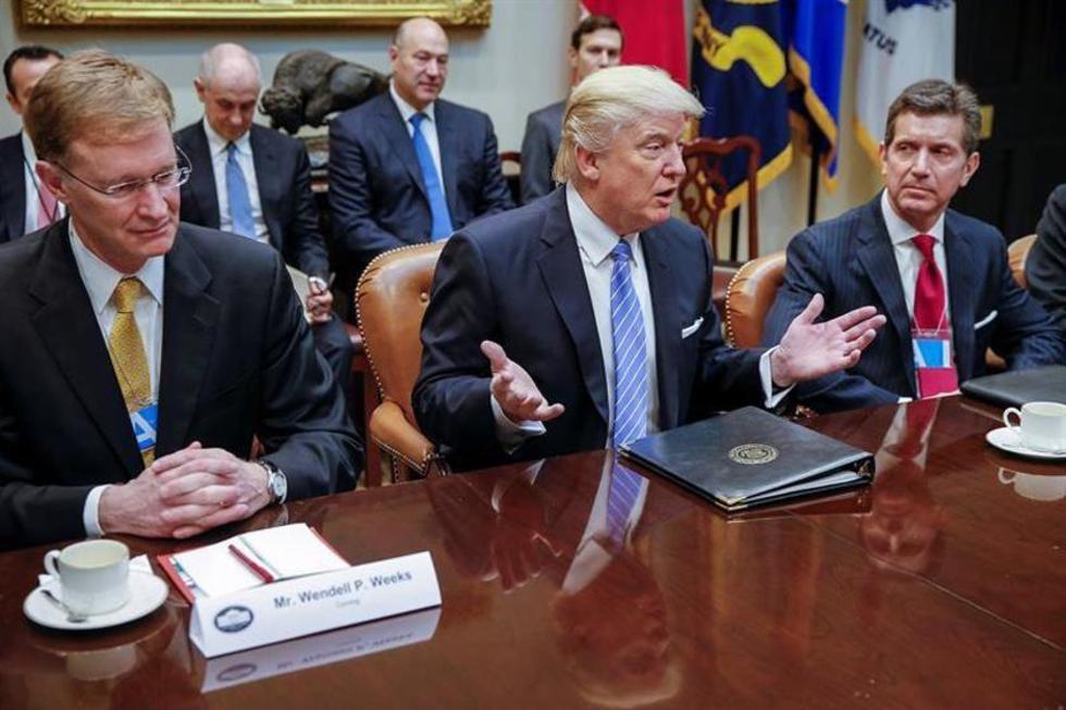 Trump firma orden para sacar a  EE.UU. del pacto comercial TPP