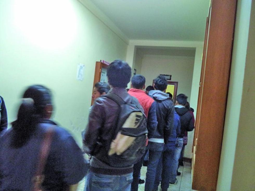 Estudiantes nuevos se inscriben a la universidad Tomás Frías