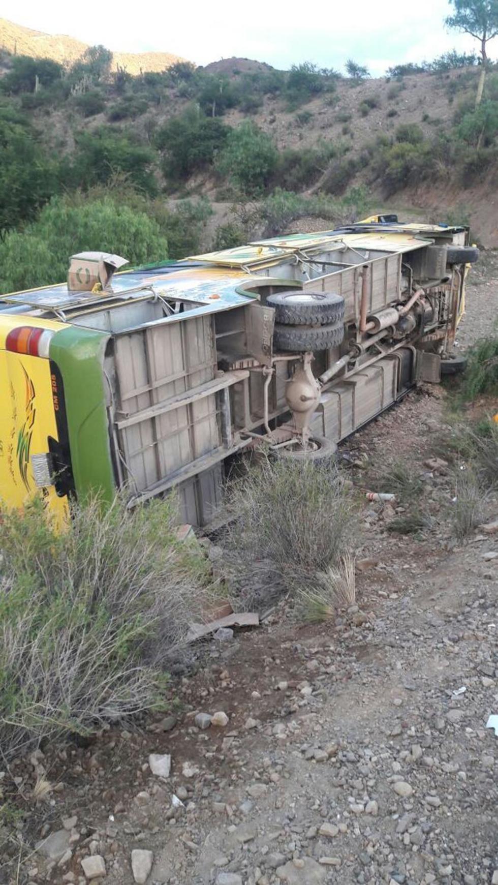 Un bus de pasajeros vuelca y deja 5 pasajeros heridos