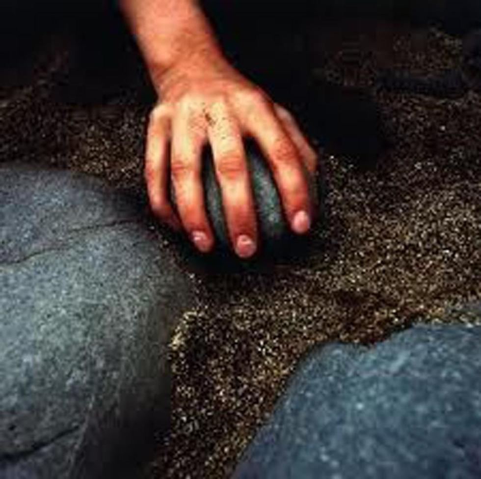 Hombre agrede con una piedra a su esposa y la asesina