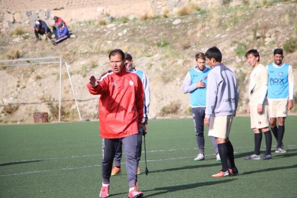 Leeb espera entrenar en cancha de césped natural