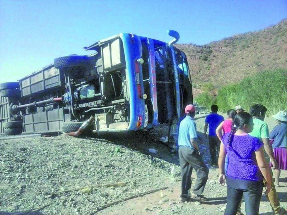 Accidente de bus deja dos muertos 