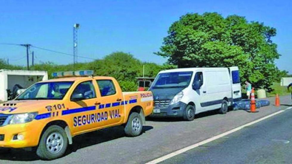 Retienen más de 40 bolsas de ropa con destino a Argentina