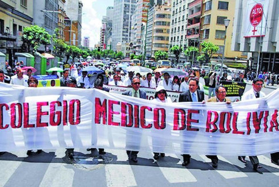 Médicos amenazan con un paro desde el lunes