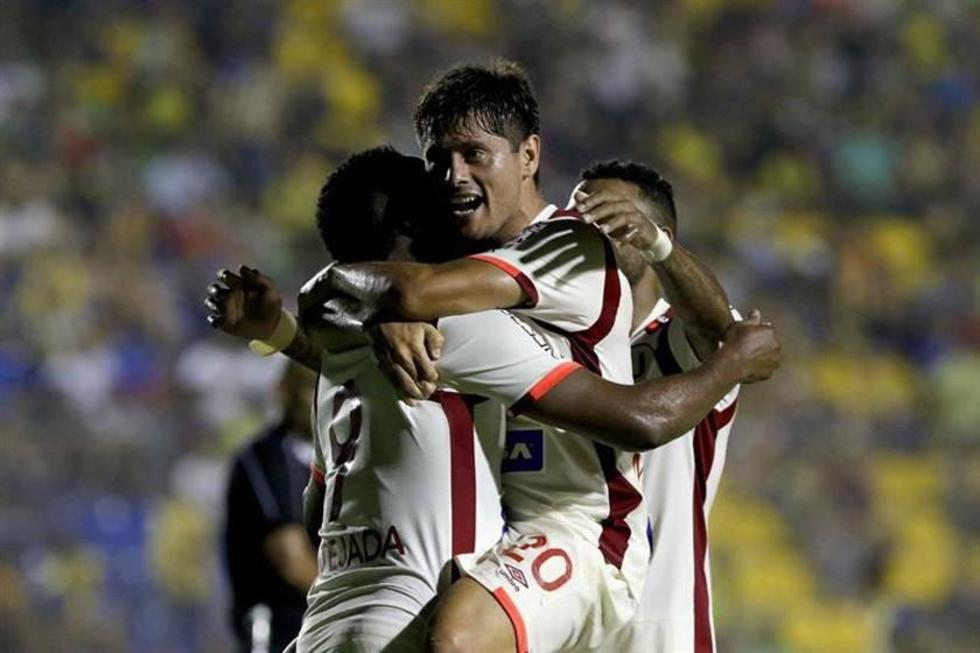 Universitario deja casi sentenciada la eliminatoria con un 3-1 a Capiatá