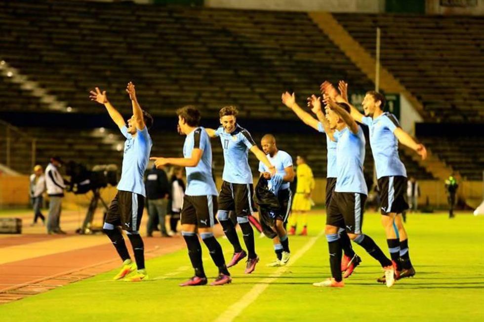 Uruguay golea a Colombia y tiene el título sudamericano en la mira