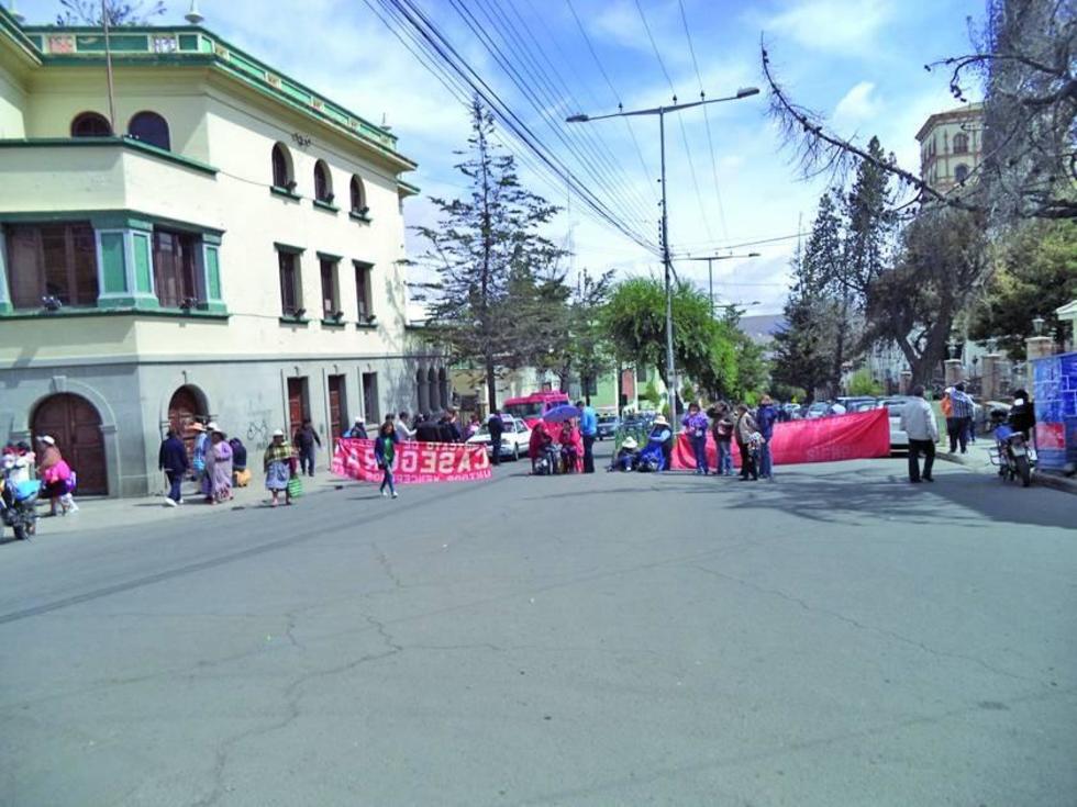 Trabajadores y médicos de la CNS acatan  paro general