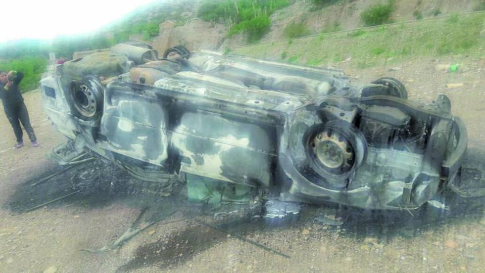Los comunarios quemaron auto que se quiso incautar