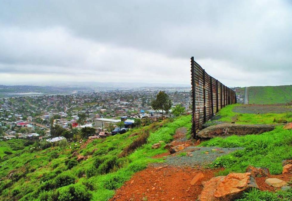 Trump anuncia diseño del muro fronterizo entre México y EE.UU.