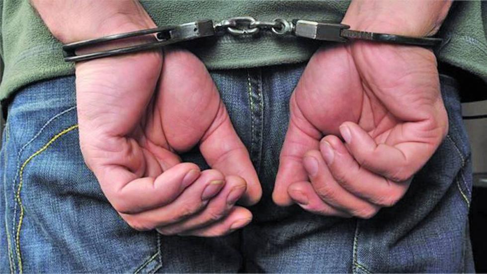 Un hombre estrangula a una mujer y es detenido
