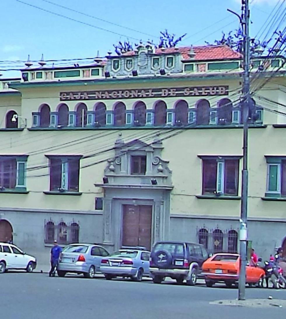 Trabajadores de la CNS siguen en paro