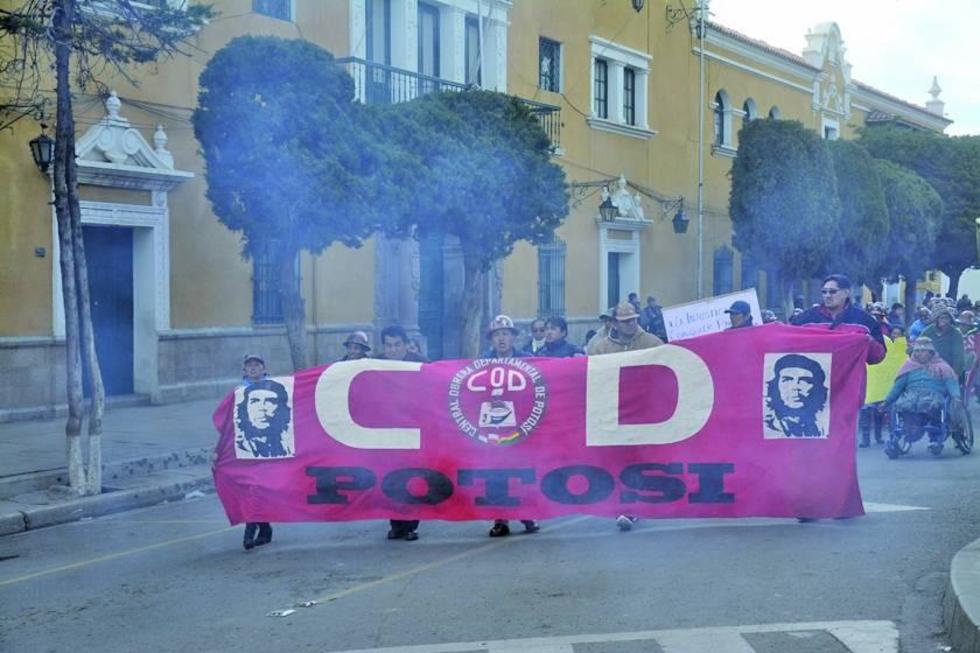 Trabajadores preparan una marcha por sus derechos