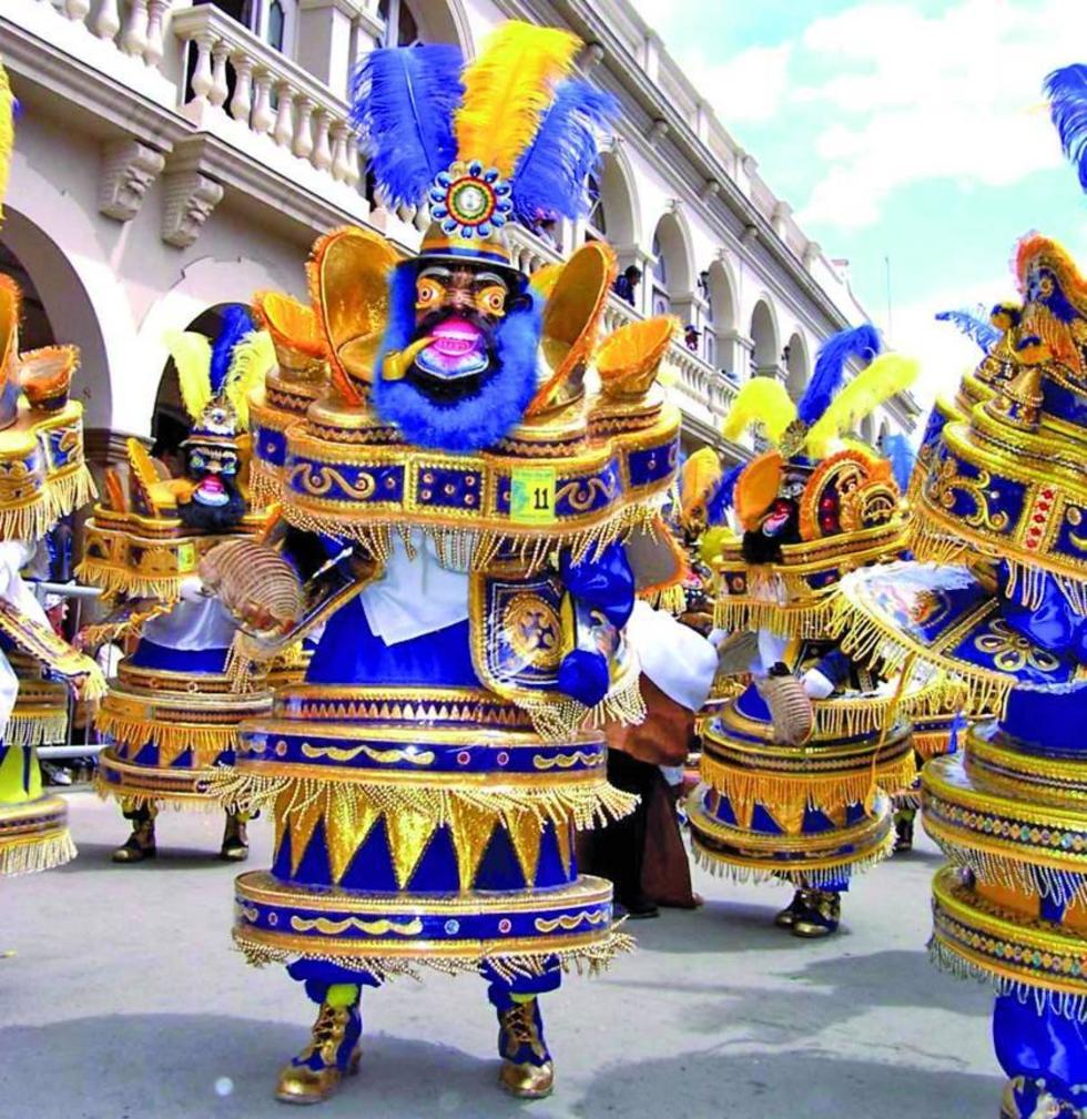 Diablos y morenos llevan  la mitología del Carnaval