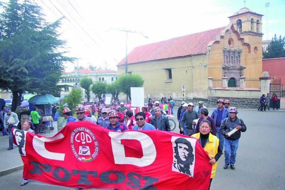 Trabajadores anuncian nuevas movilizaciones contra el gerente de la CNS