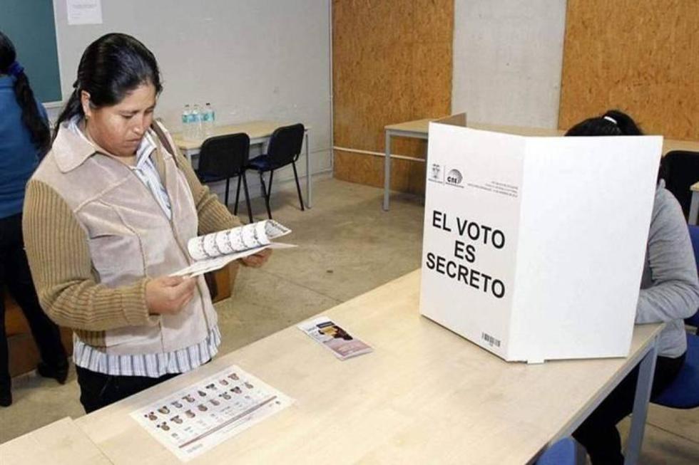 Ecuador elige entre la oposición dividida y continuidad de gestión