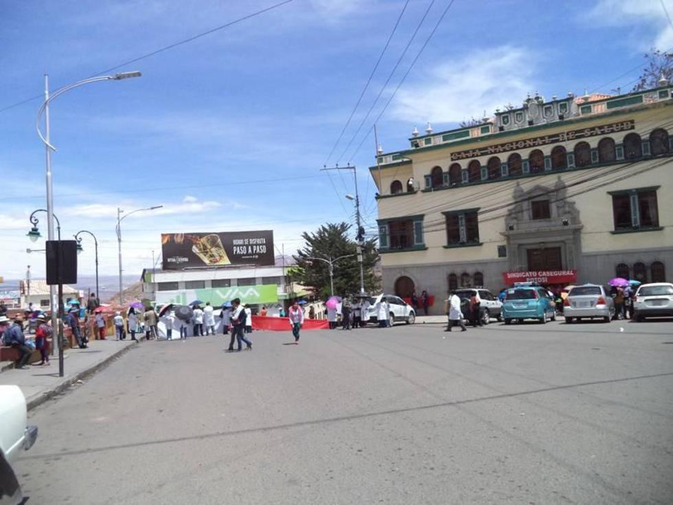 Toman edificio de la CNS regional y piden renuncia del gerente nacional