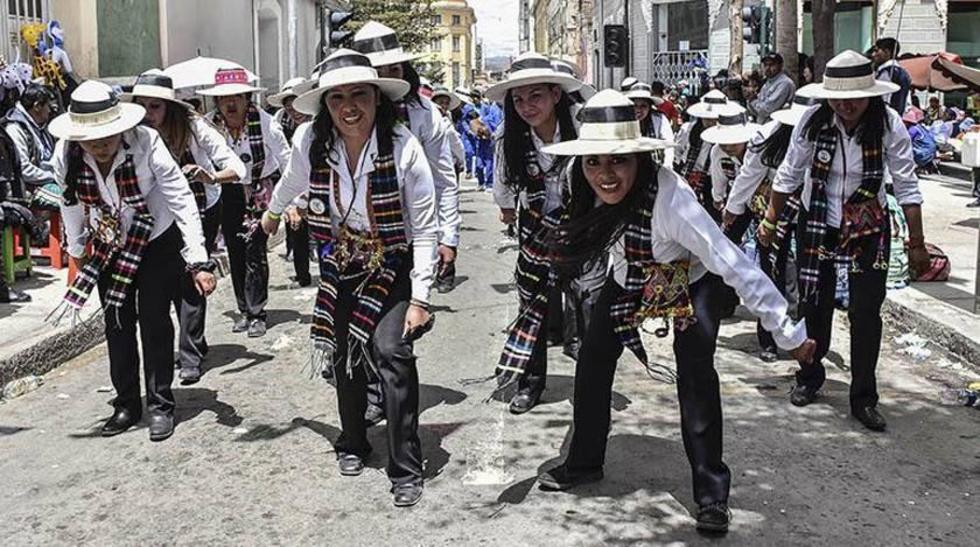 Bailarines de 52 grupos participan en último convite del Carnaval de Oruro
