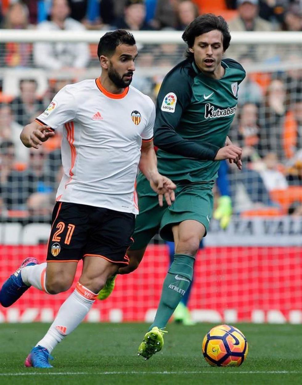 Valencia gana a Athletic y se aleja del descenso