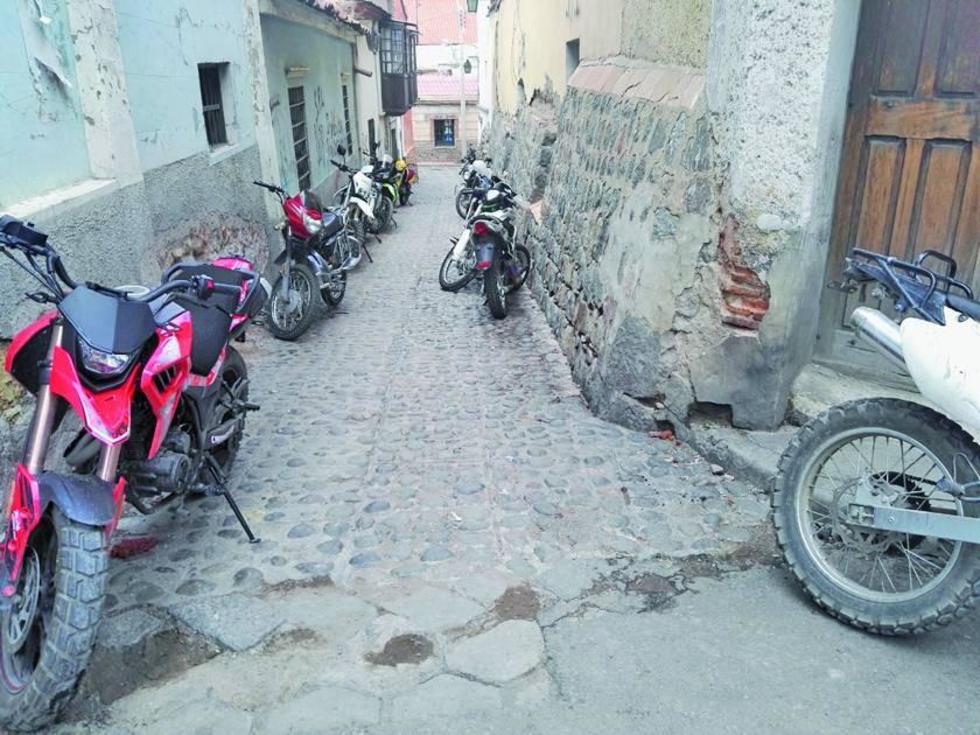 Piden evitar el parqueo de motocicletas