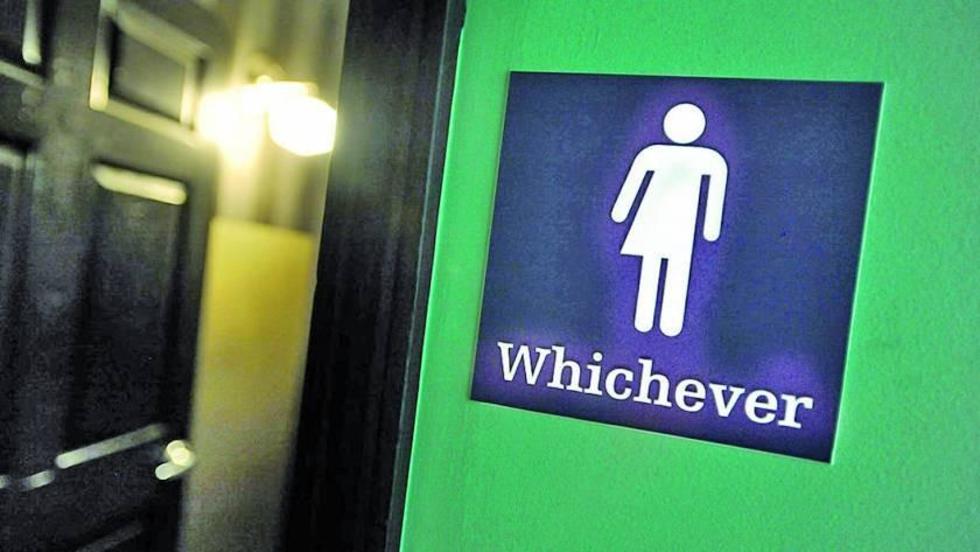 Anulan norma que permitía a transexuales elegir baño 