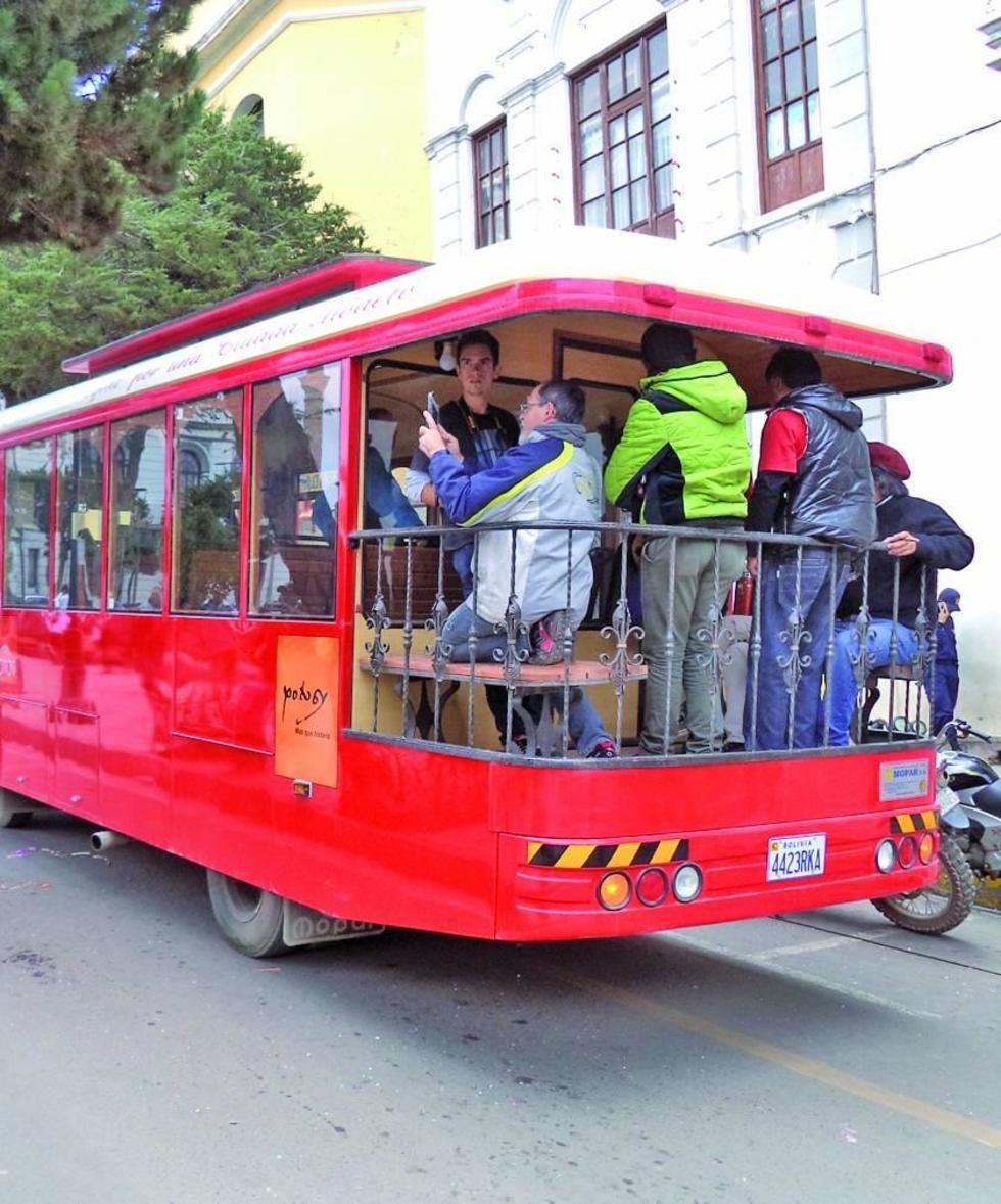 Ensayan un circuito con el  bus turístico de la Alcaldía