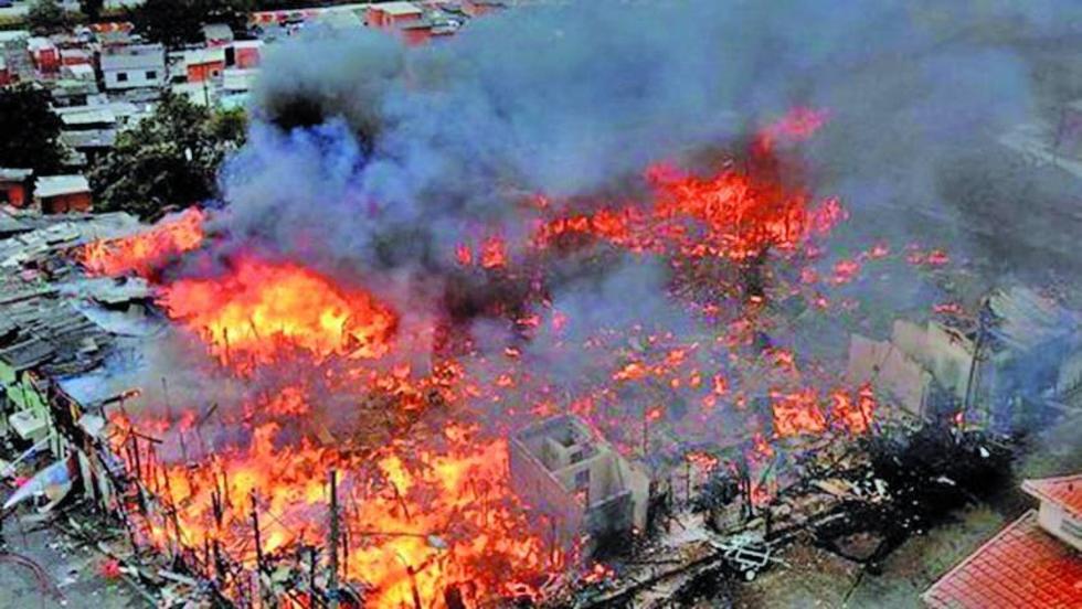 Un incendio destruye decenas de casas en  una favela de San Pablo