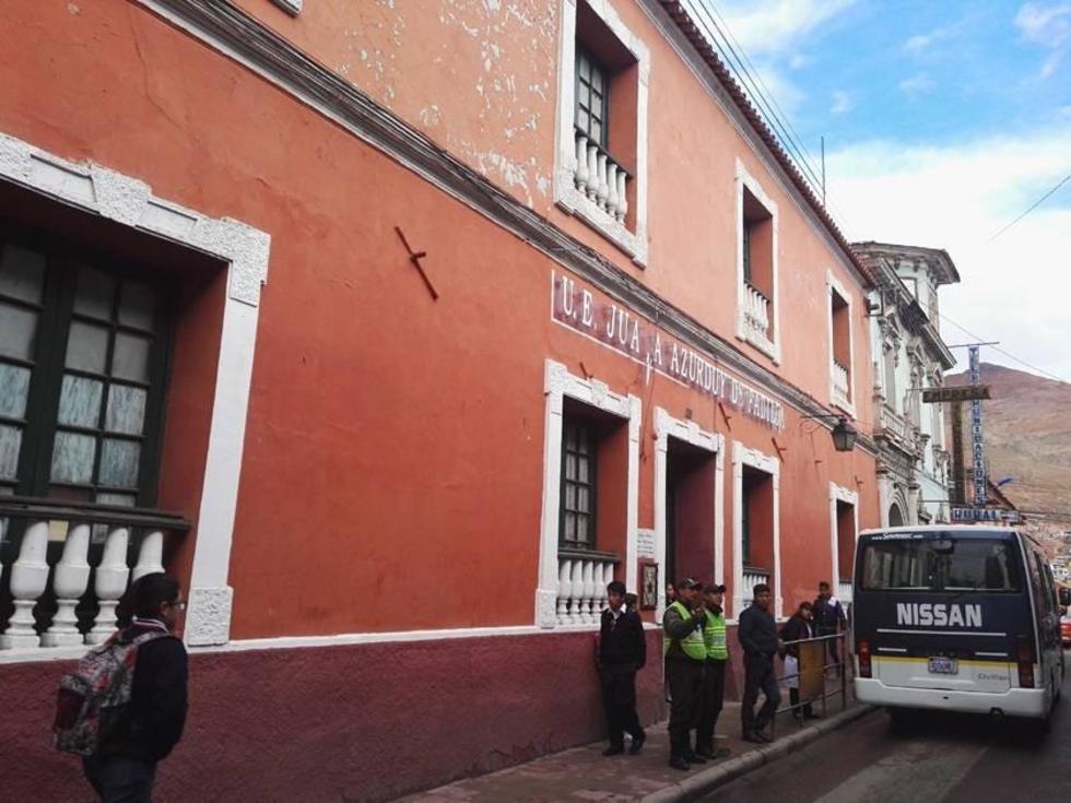 Denuncian que goteras en aulas perjudican a alumnos