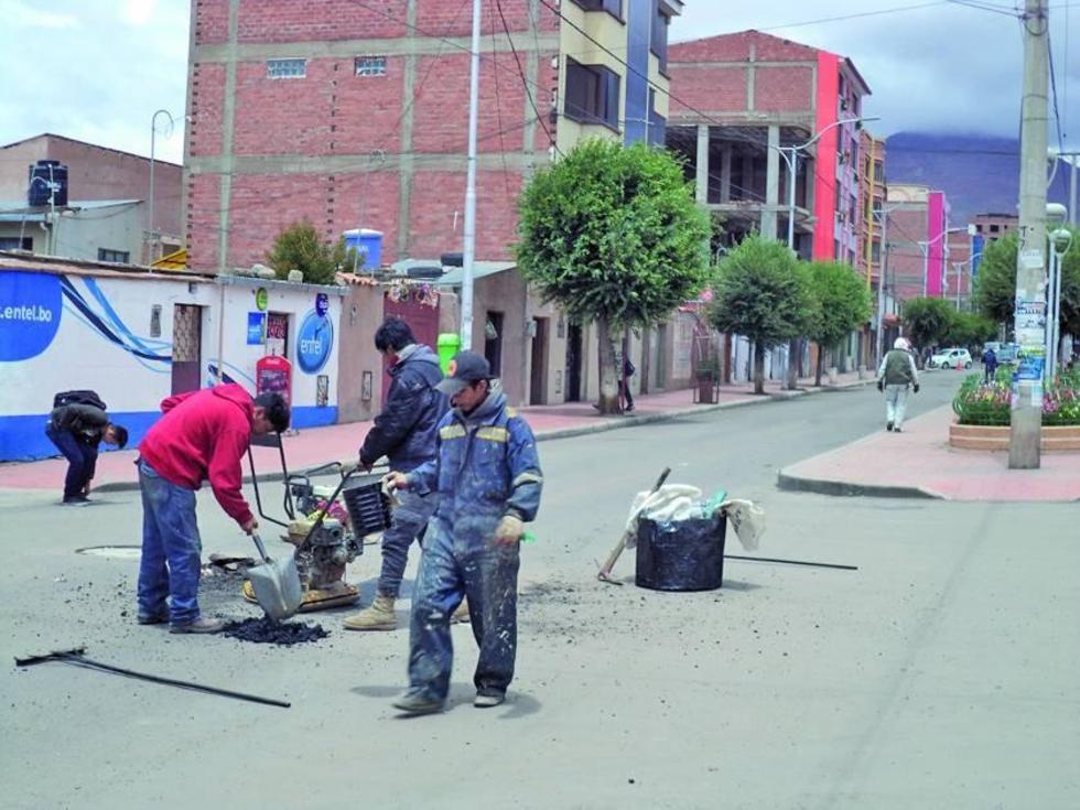 Funcionarios de alcaldía comienzan con bacheo el Prado Potosino