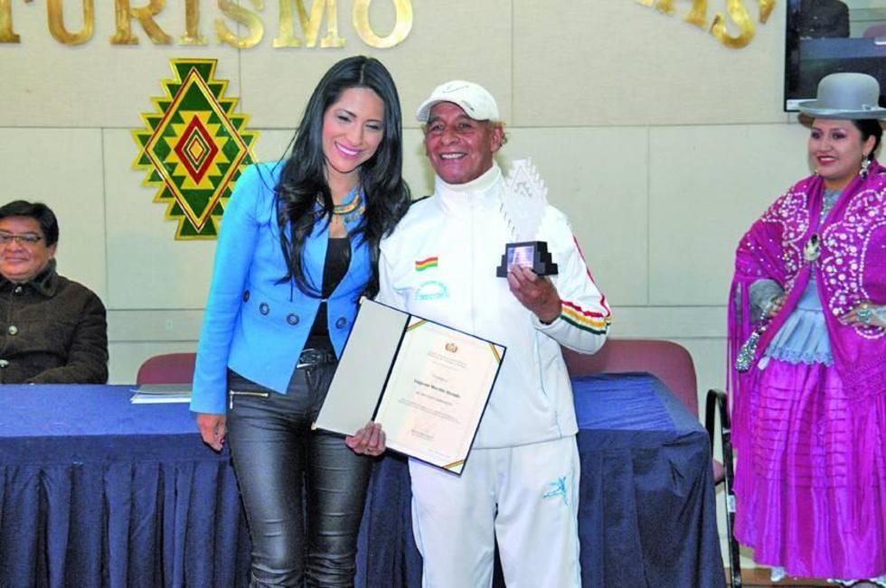 Distinguen a 22 artistas en El Alto por su aporte