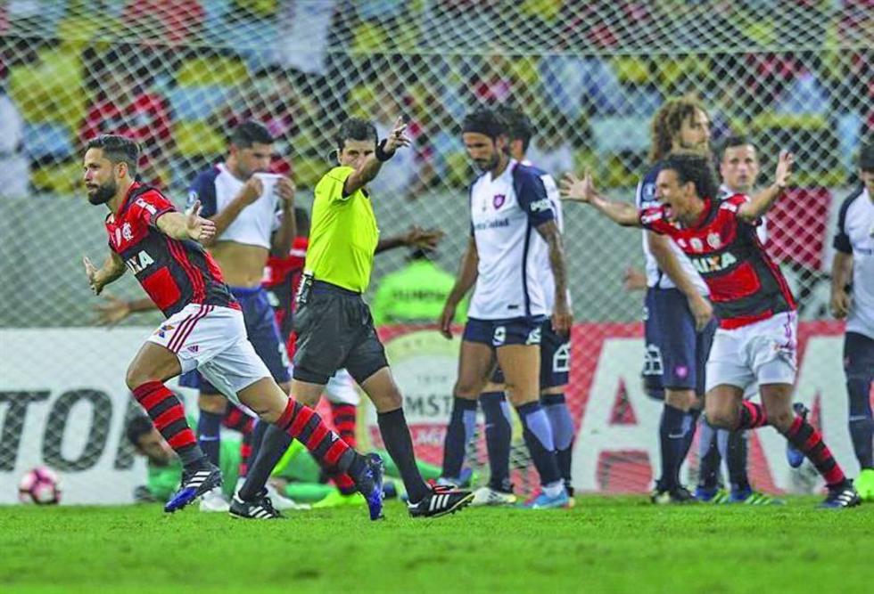 Flamengo gana a San Lorenzo y toma control del grupo 4