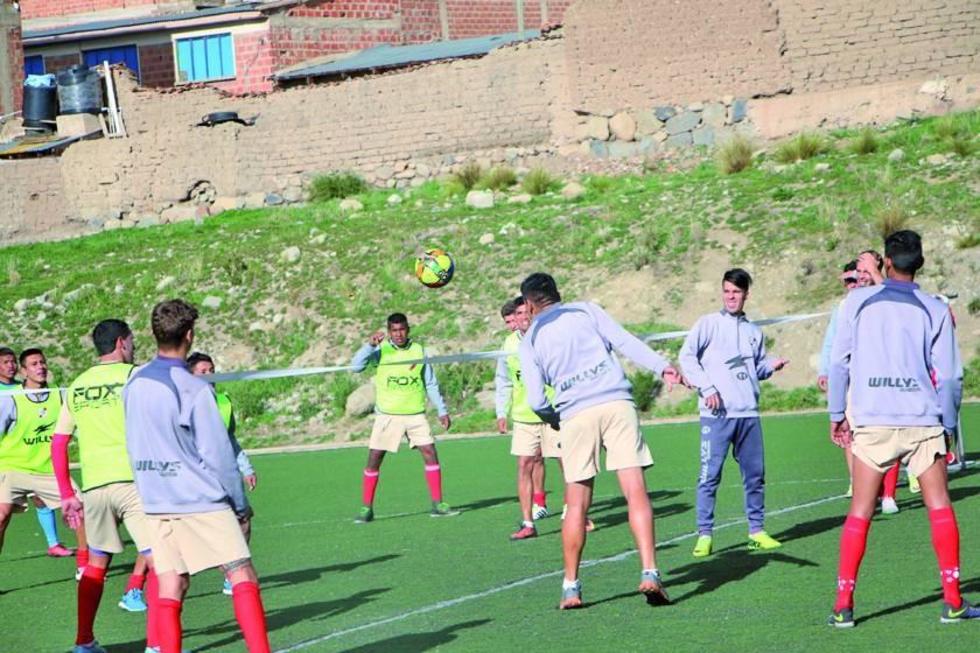 Nacional trabaja en espacio reducido en la cancha de los altos de San Juan