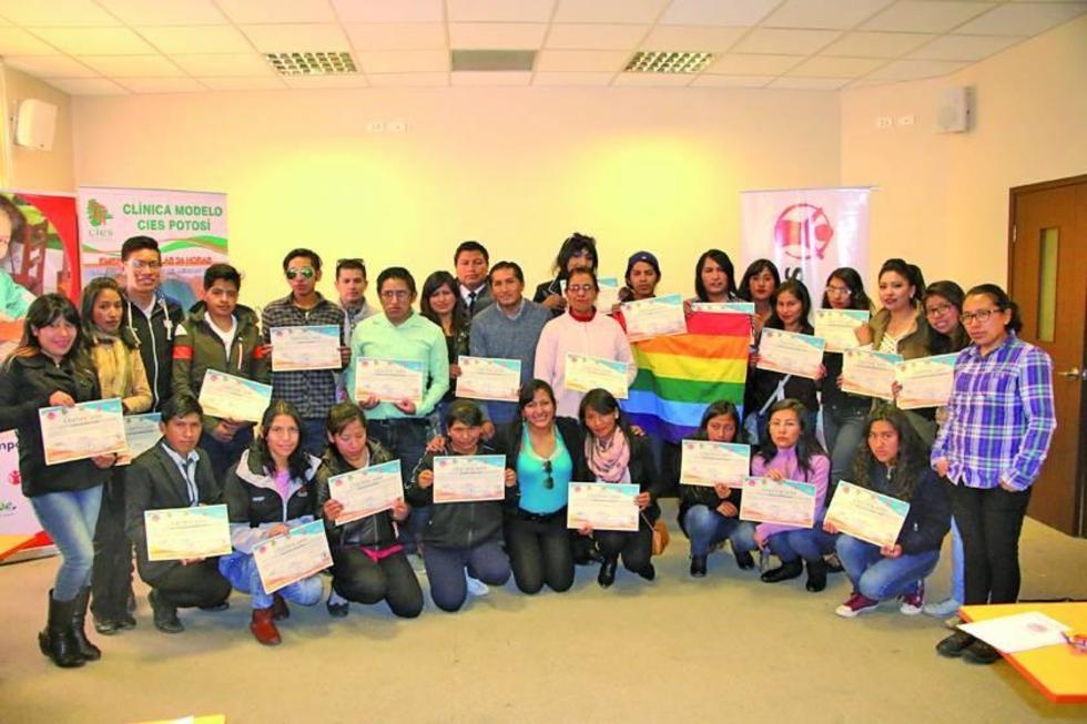 Jóvenes terminan seminario y reciben sus certificados