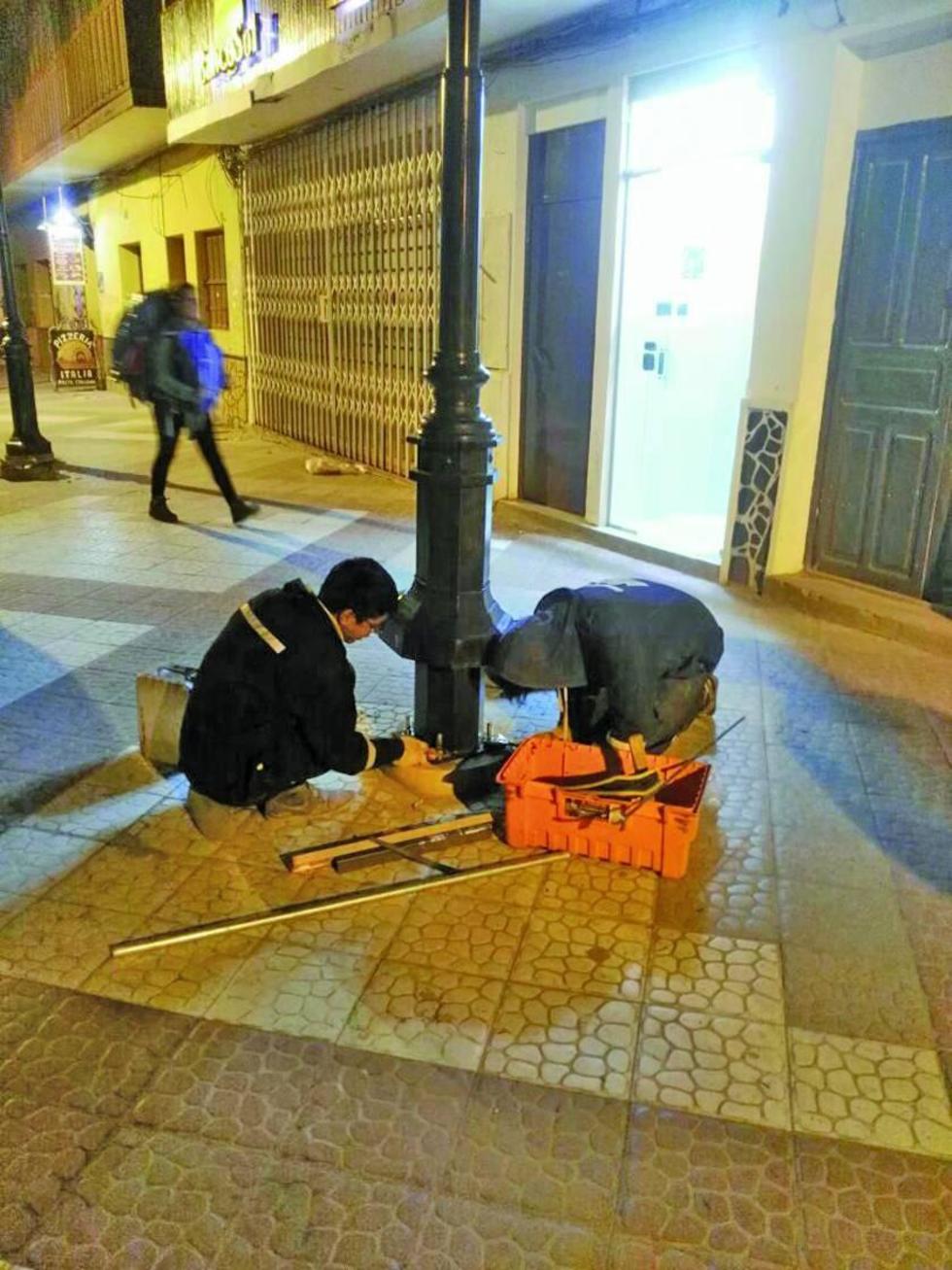 Instalación de electricidad avanza en el Boulevard