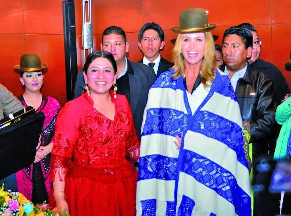 Vestimenta de la chola paceña agrada a la cantante mexicana Lucero