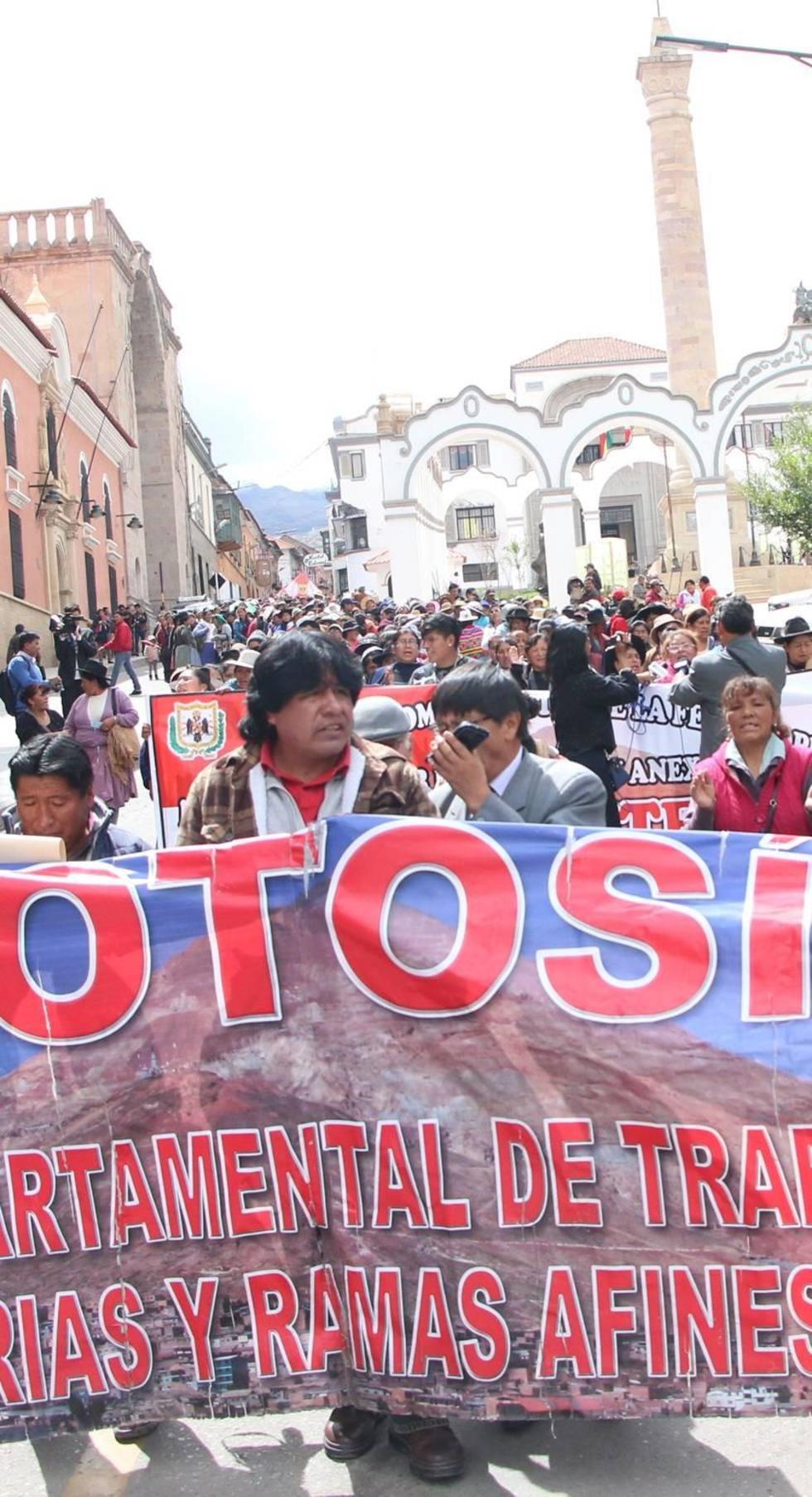 Comerciantes salen a calles para rechazar decreto 3050
