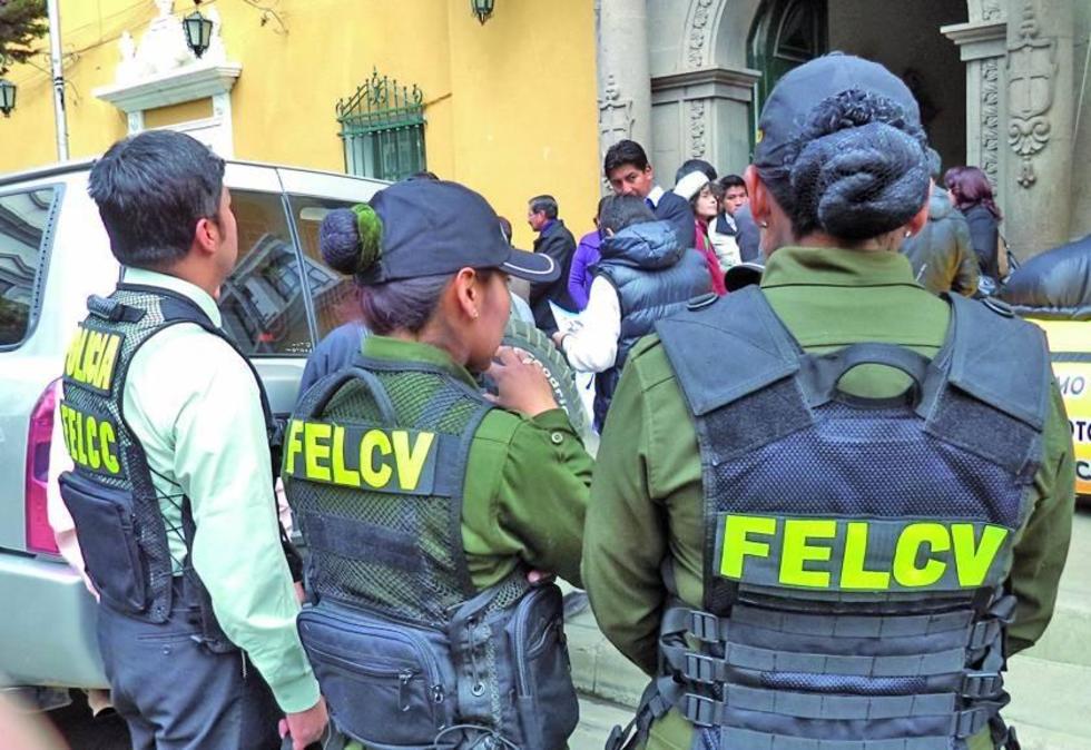 Un policía es acusado de golpear a su concubina